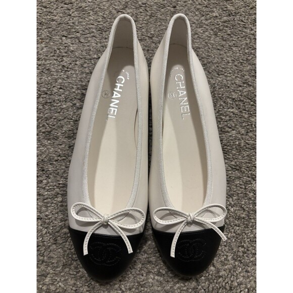 CHANEL WHITE & BLACK TWO TONE LEATHER CC LOGO BALLET FLATS Size 38 US 8 - Picture 1 of 14